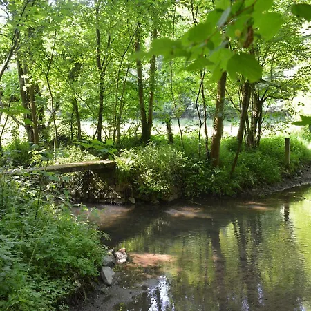 Group Escape By Molignee River Сasa de vacaciones